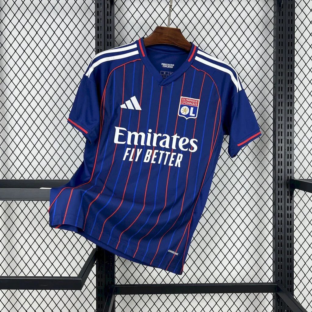 Maillot extérieur du club Lyon 2025-26 de la marque Le 12 -ème Maillot, vue en détail.