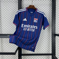 Maillot extérieur du club Lyon 2025-26 de la marque Le 12 -ème Maillot, vue en détail.