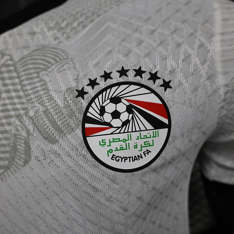 Maillot extérieur de l'Égypte pour la CAN 2025-26, fabriqué par Le 12, affichant les couleurs et le logo national sur le devant.
