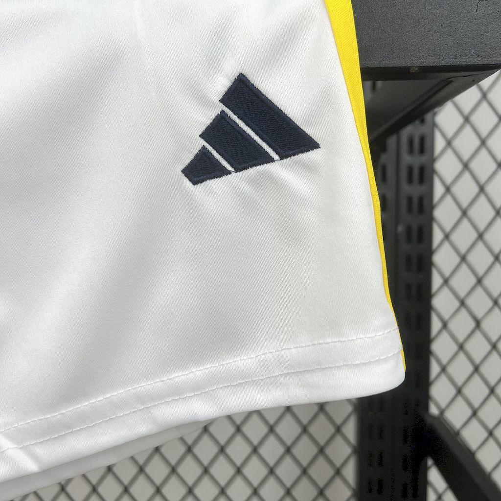 Jeune garçon portant le kit enfant Al-Nassr 2025-26 de Le 12, maillot et short aux couleurs du club en match.