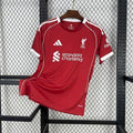 Maillot de football Liverpool 2025-26, marque Le 12 -ème Maillot, vue du devant avec logo et design officiel.
