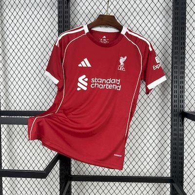 Maillot de football Liverpool 2025-26, marque Le 12 -ème Maillot, vue du devant avec logo et design officiel.