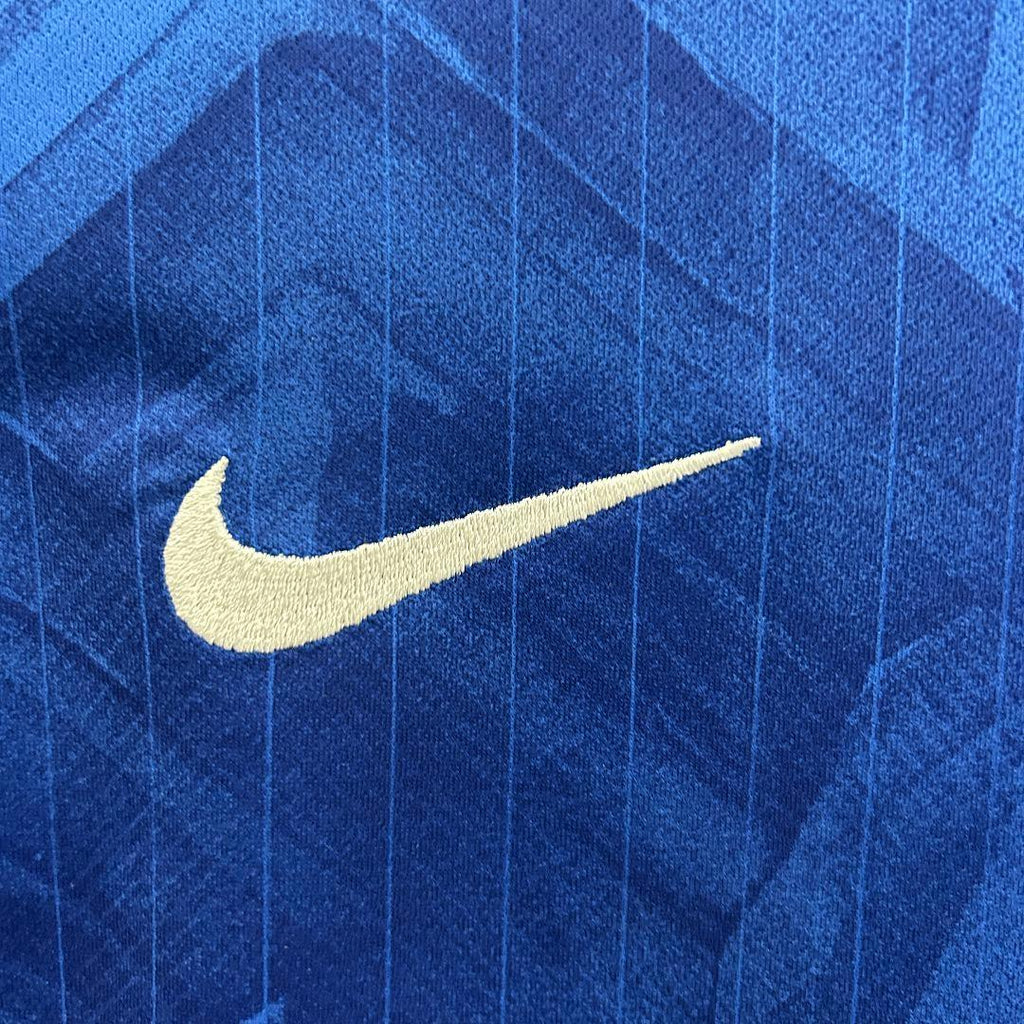 Ensemble enfant Chelsea 2025-26 de Le 12 -ème Maillot, maillot et shorts bleus avec logo du club, vue de face.