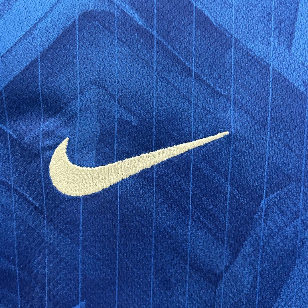 Ensemble enfant Chelsea 2025-26 de Le 12 -ème Maillot, maillot et shorts bleus avec logo du club, vue de face.