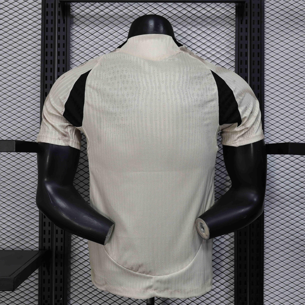 Maillot extérieur Leipzig 2025-26 Le 12 -ème Maillot, maillot de football avec logo et détails du club, vue de face.