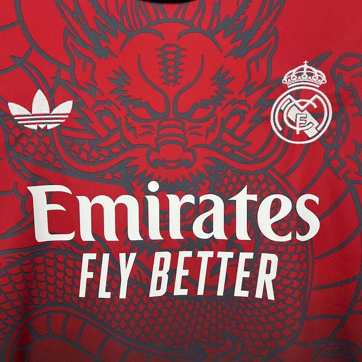 Maillot Real Madrid foot concept rose 2024 2025 de Le 12-ème Maillot, vue de face avec détails du design rose et logo du club.