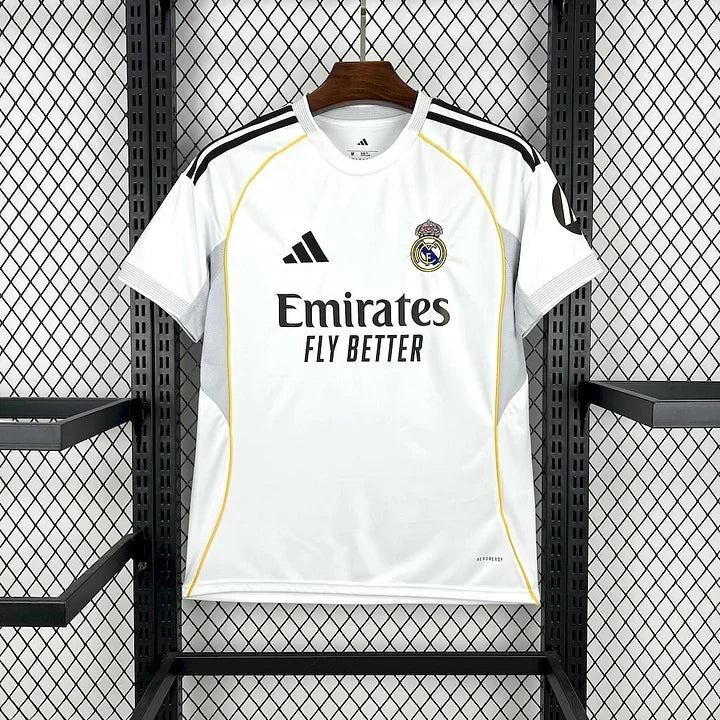 Maillot domicile du Real Madrid 2025-2026, marque Le 12-ème Maillot, vue du devant avec logo et détails de l'équipe.