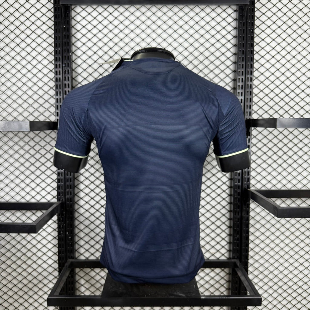 Maillot extérieur Real Madrid 25/26 Le 12 -ème Maillot, maillot de football avec logo et détails du club.