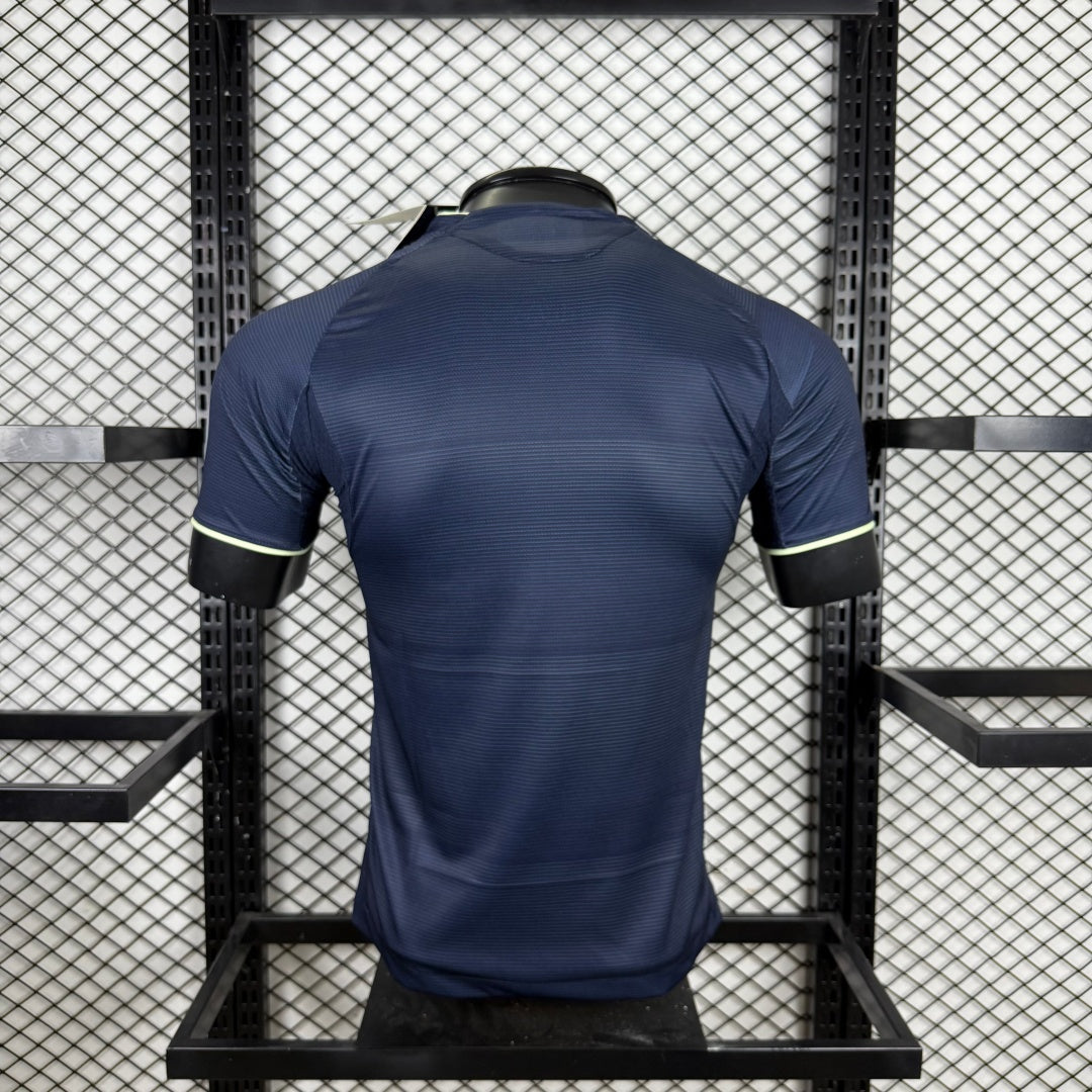 Maillot extérieur Real Madrid 25/26 Le 12 -ème Maillot, maillot de football avec logo et détails du club.