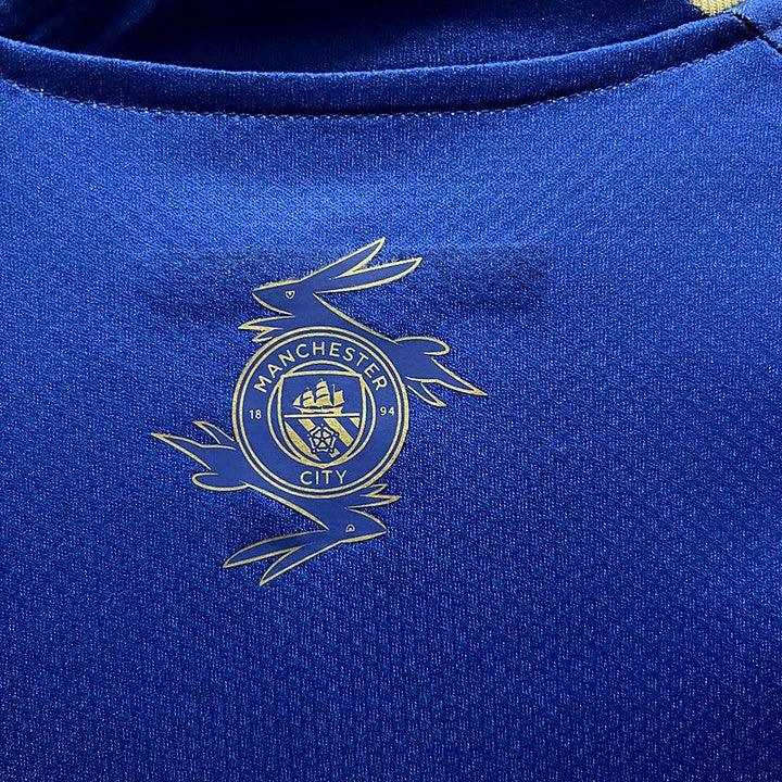 Maillot Manchester City 2023/24 de la marque Le 12 -ème Maillot, vue de face, détails du design et logo de l'équipe.