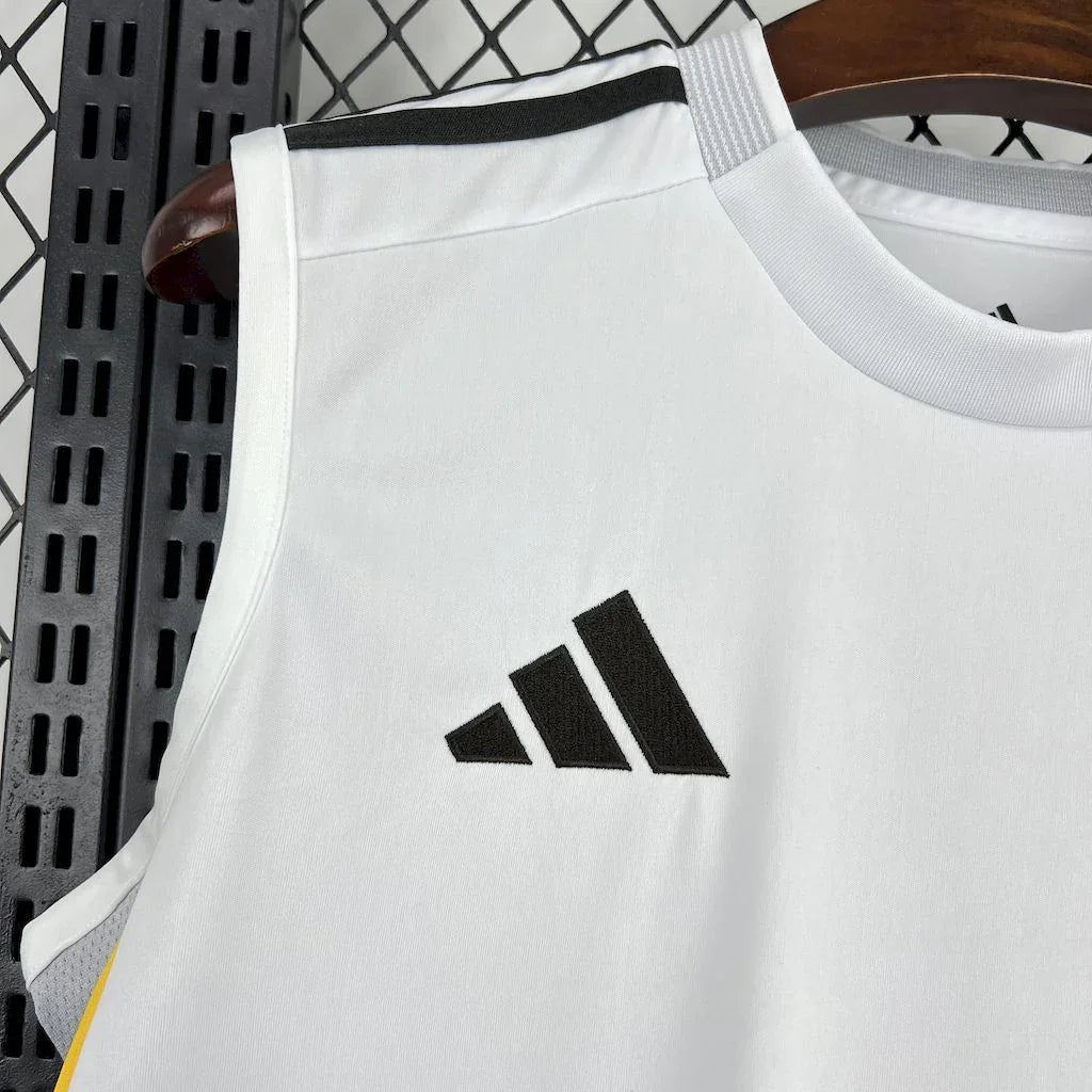 Maillot sans manches du Real Madrid 2025-26 par Le 12-ème Maillot, maillot de football blanc avec logo du club.