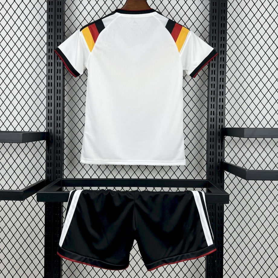 Ensemble domicile pour enfant Allemagne, maillot Le 12 -ème Maillot, avec logo et couleurs officielles, veste et shorts assortis.