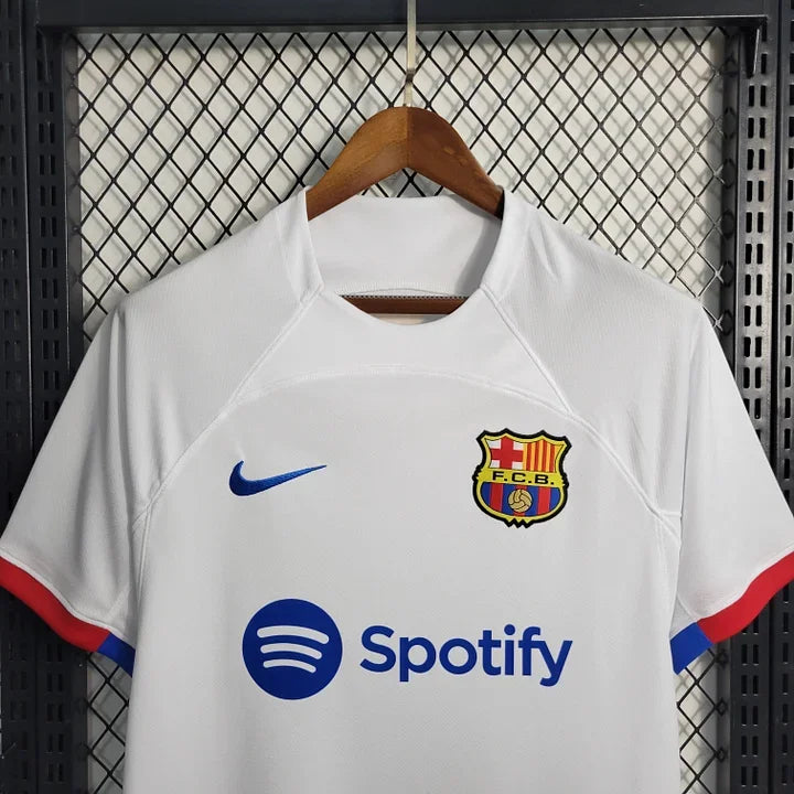 Maillot extérieur FC Barcelone saison 2023-2024 Le 12 -ème Maillot, vue frontale, détails du design et logo du club.