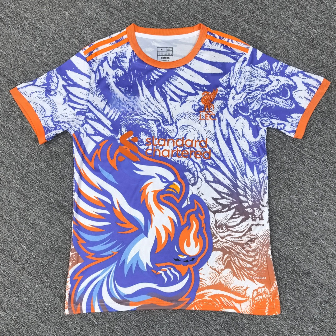 Maillot de football Liverpool 25/26 ans, bleu, marque Le 12 -ème Maillot, porté par un joueur sur le terrain.