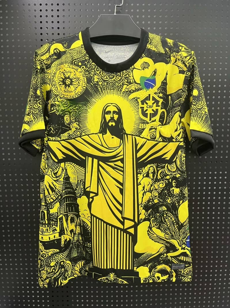 Maillot de football Brésil 24/25 Jaune Le 12, vue de face, détails du logo et design coloré, tissu en polyester.