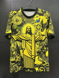 Maillot de football Brésil 24/25 Jaune Le 12, vue de face, détails du logo et design coloré, tissu en polyester.