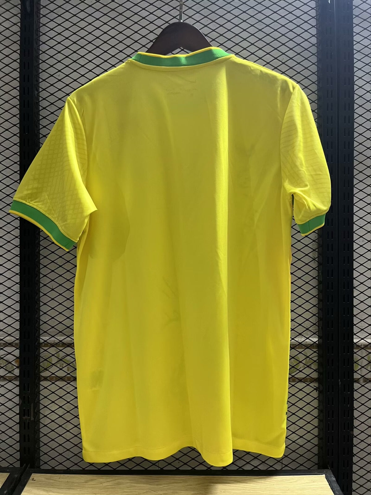 Maillot de football Brésil 2024/2025 Jaune, modèle spécial, par la marque Le 12 -ème Maillot, vue de face.