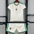 Ensemble enfant Algérie domicile Le 12 -ème Maillot, maillot de football vert et blanc avec logo national sur le devant.