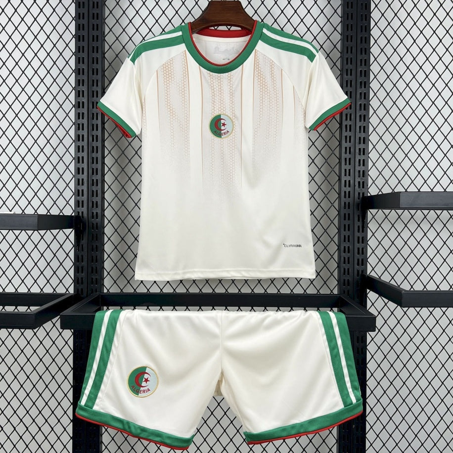 Ensemble enfant Algérie domicile Le 12 -ème Maillot, maillot de football vert et blanc avec logo national sur le devant.