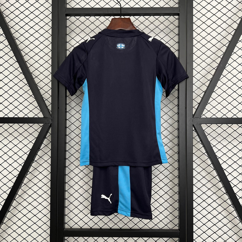 Ensemble pour enfant Marseille extérieur 2025-26, maillot de football Le 12 -ème Maillot, vue de face sur le kit.