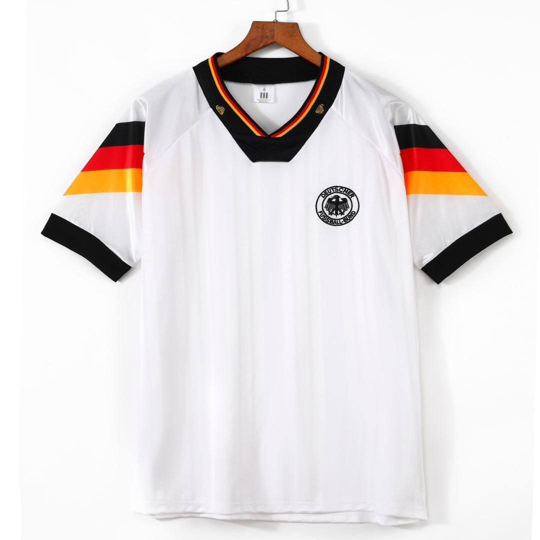 Maillot domicile rétro de l'Allemagne 1992 de la marque Le 12, détails du maillot blanc avec logo et motif rétro.