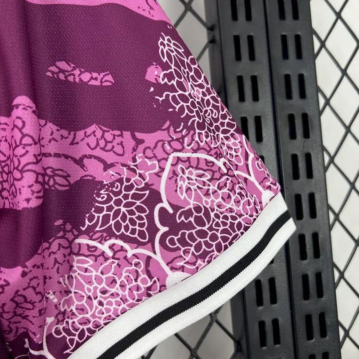 Maillot Real Madrid foot concept rose 2024-2025 de la marque Le 12 -ème Maillot, vue de face avec logo et détails du design.