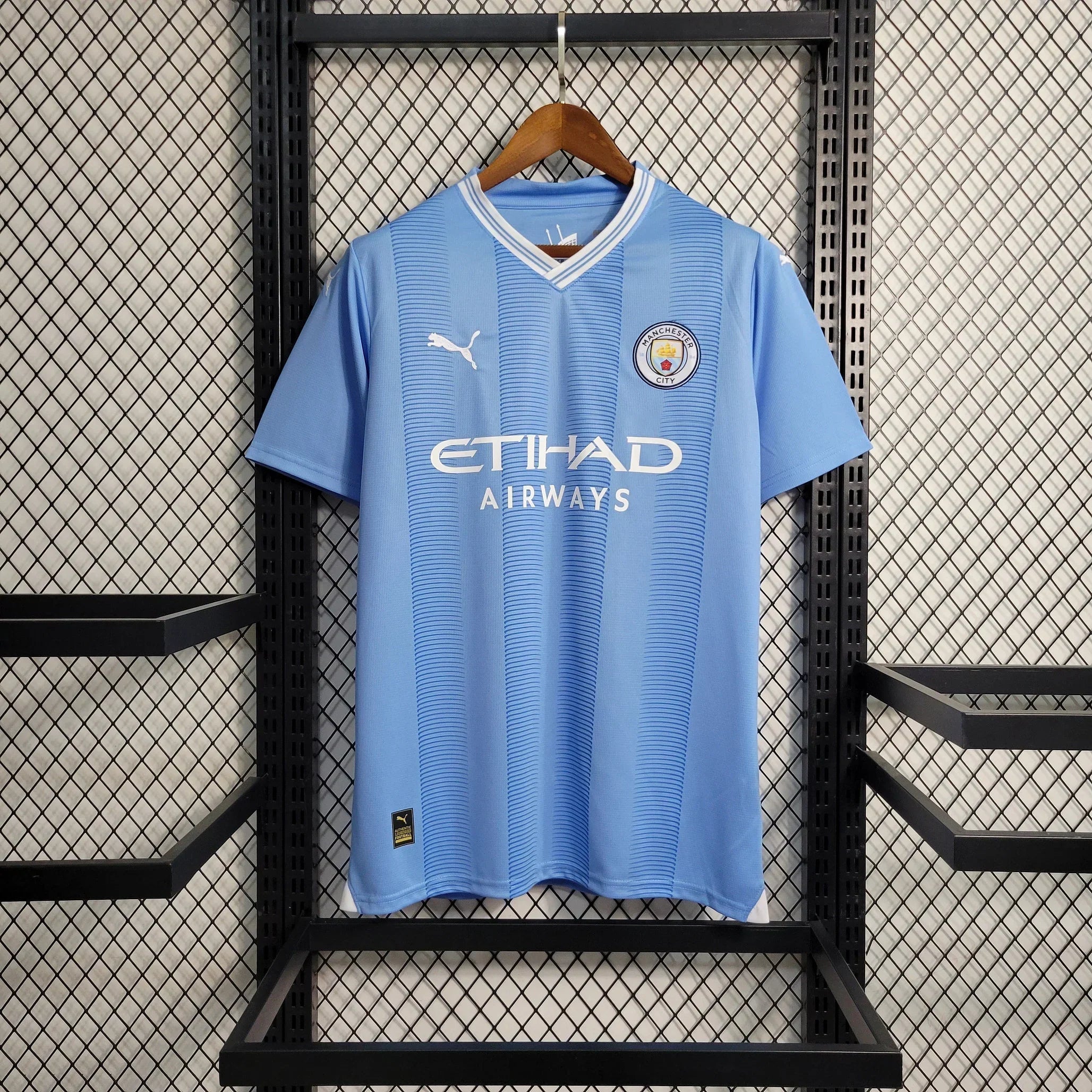 Maillot domicile Manchester City saison 2023-2024, marque Le 12 -ème Maillot, vue du devant avec logo et design officiel.