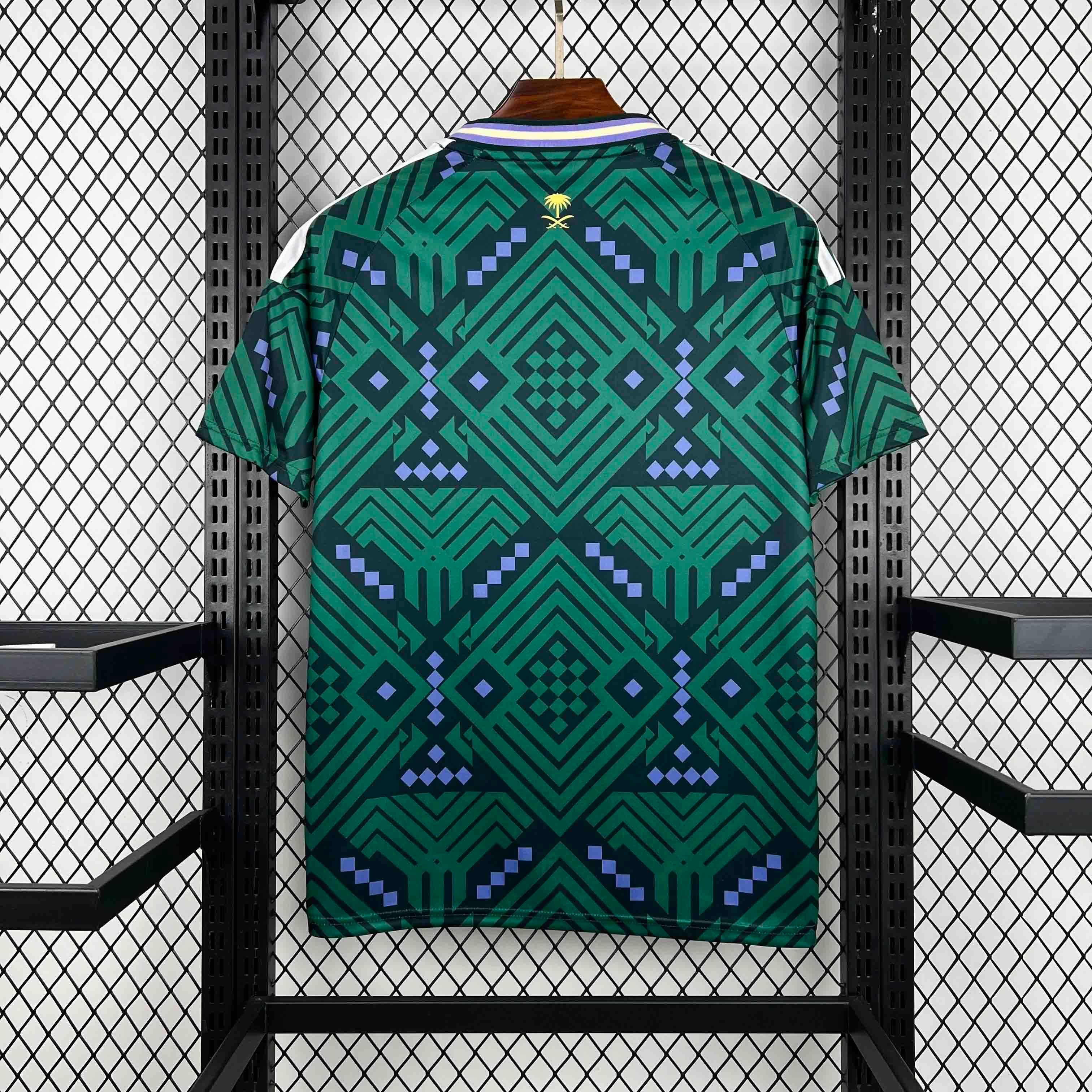 Maillot de l'Arabie Saoudite pour la Coupe du Monde 2026, marque Le 12 -ème Maillot, vue de face avec logo national visible.