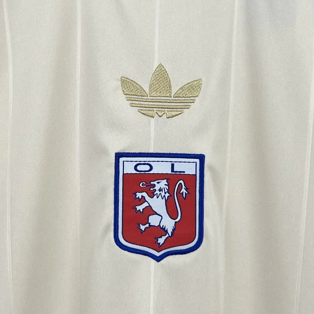 Maillot Lyon concept 2025-26 de Le 12 -ème Maillot, maillot de football bleu avec logo et détails modernes visible sur l'image.