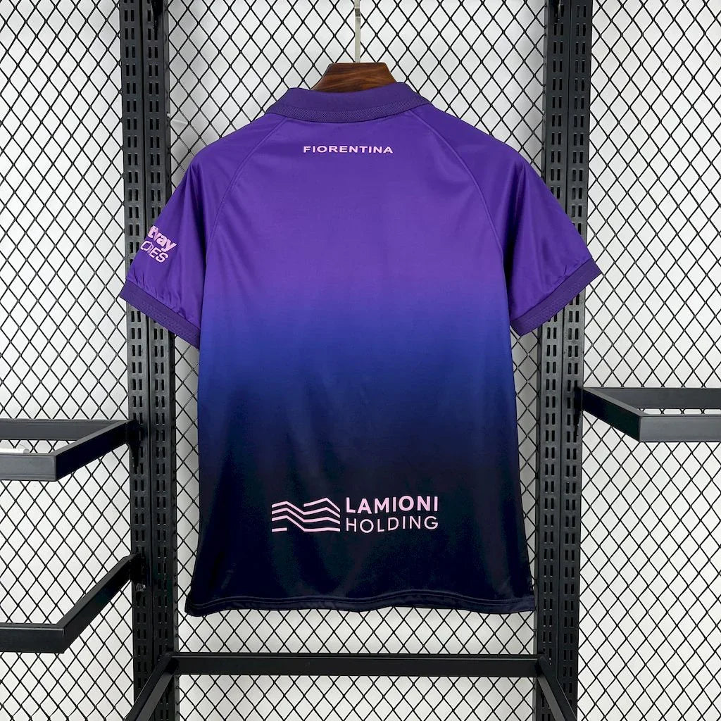 Maillot Fiorentina concept 2025-26 de Le 12 -ème Maillot, maillot de football violet avec détails modernes et logo de l'équipe.