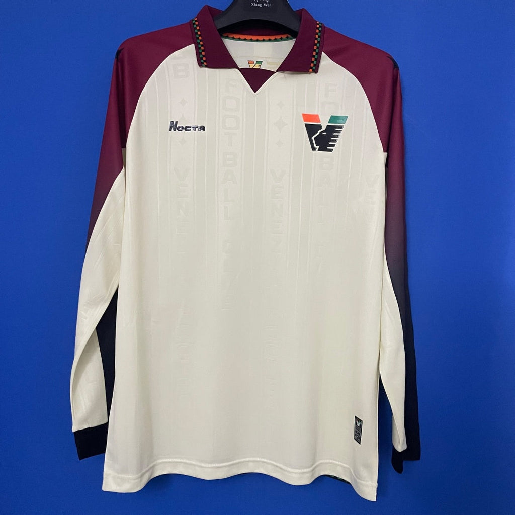 Maillot de football Le 12 -ème Venise 25/26, extérieur, manches longues, tissu technique, look sportif et moderne.