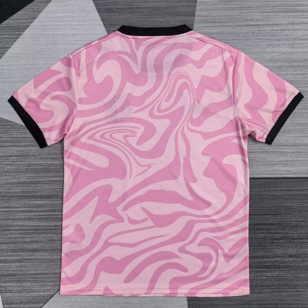 Maillot Flamengo 24/25 édition spéciale rose signé Le 12-ème Maillot, vue de face avec logo et détails colorés.