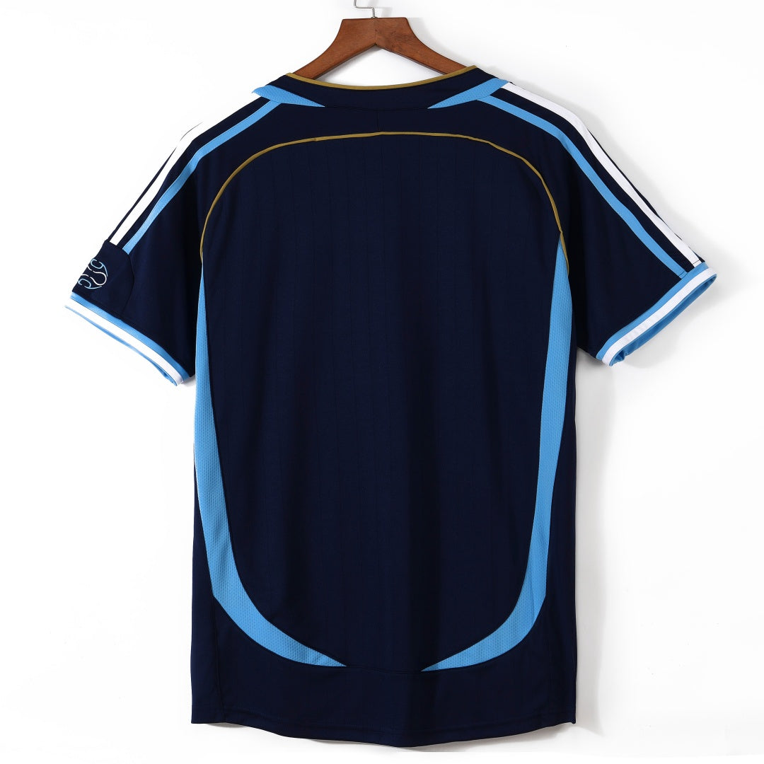 Maillot extérieur rétro de l'Argentine 2006, marque Le 12, avec le logo de la sélection et design classique.