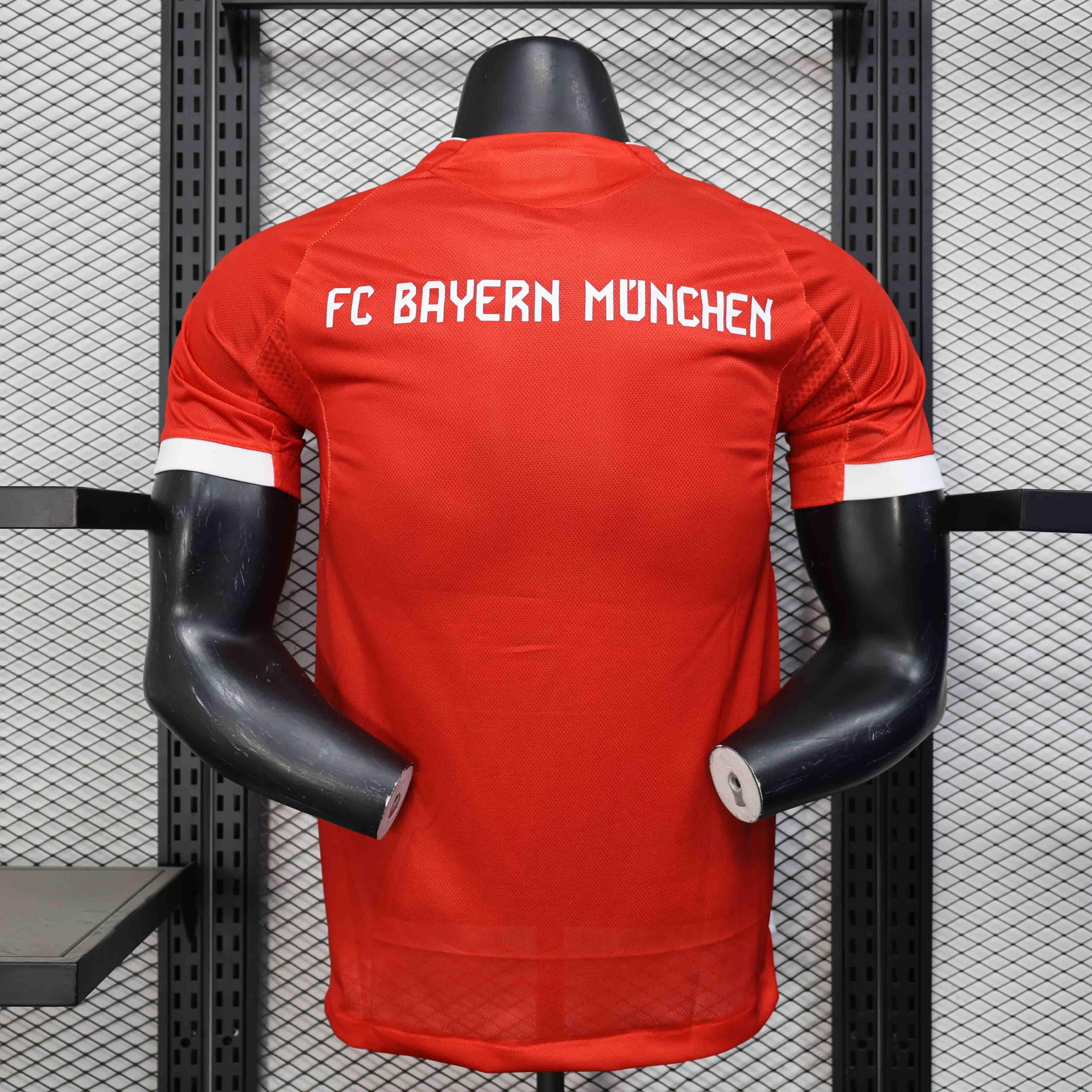Maillot Bayern Munich 2025-26 de la marque Le 12-ème Maillot, vue de face avec logo et design sportif.
