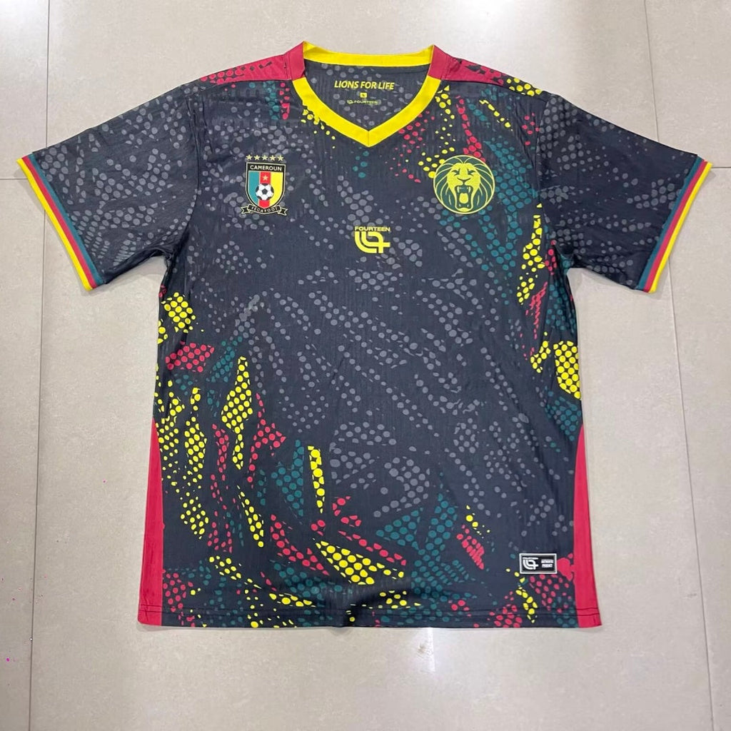 Maillot de football Cameroun 25/26, modèle noir, marque Le 12 -ème Maillot, affiché en gros plan.