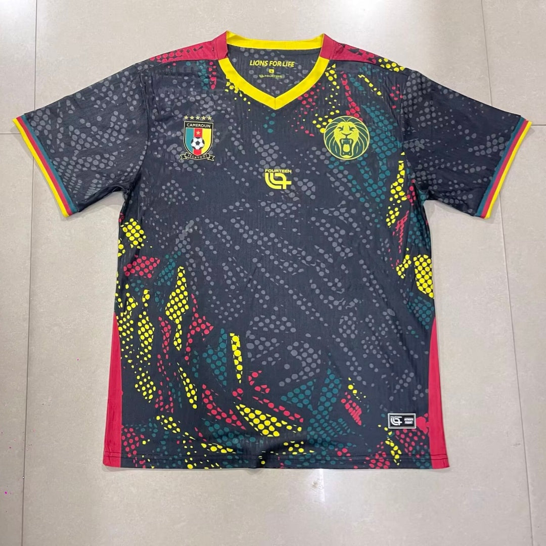 Maillot de football Cameroun 25/26, modèle noir, marque Le 12 -ème Maillot, affiché en gros plan.