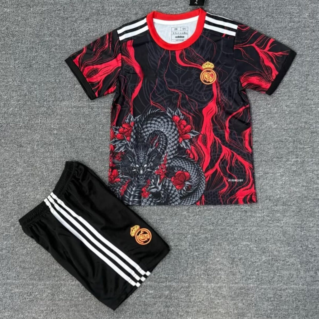Ensemble enfant Real Madrid 25/26, maillot rouge spécial, fabriqué par Le 12 -ème Maillot, vue de face avec logo et détails.