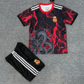 Ensemble enfant Real Madrid 25/26, maillot rouge spécial, fabriqué par Le 12 -ème Maillot, vue de face avec logo et détails.