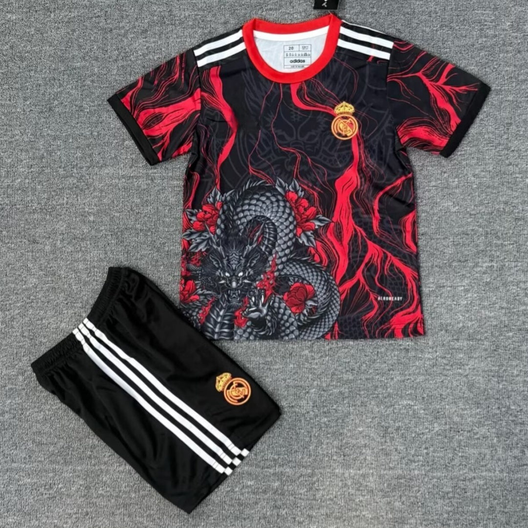 Ensemble enfant Real Madrid 25/26, maillot rouge spécial, fabriqué par Le 12 -ème Maillot, vue de face avec logo et détails.