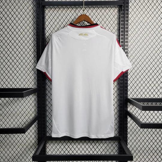 Maillot rétro Milan AC 2009-2010 de la marque Le 12-ème Maillot, vue de face avec logo et détails du design.