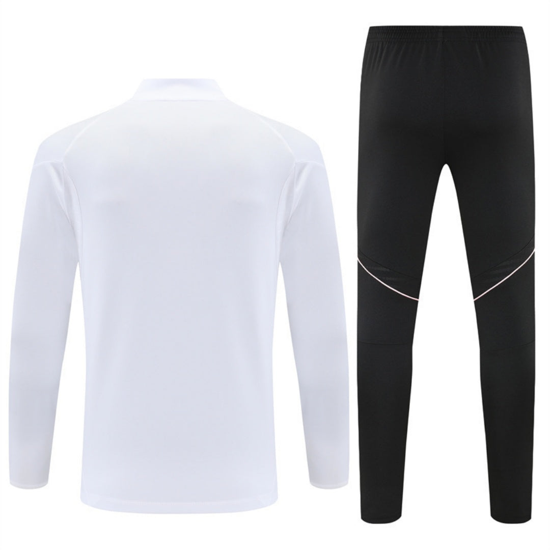 Ensemble de football Juventus 25/26 Le 12 -ème Maillot, maillot spécial pour jeunes fans, vue de face avec logo Juventus.