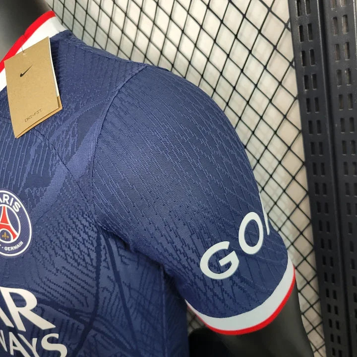Maillot Paris 2023 2024 Le 12 -ème Maillot, devant du maillot avec logo et design officiel, en tissu léger et respirant.