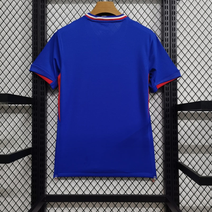 Maillot domicile de l'équipe de France 2023 2024 Le 12-ème Maillot, vue de face avec logo et design bleu traditionnel.
