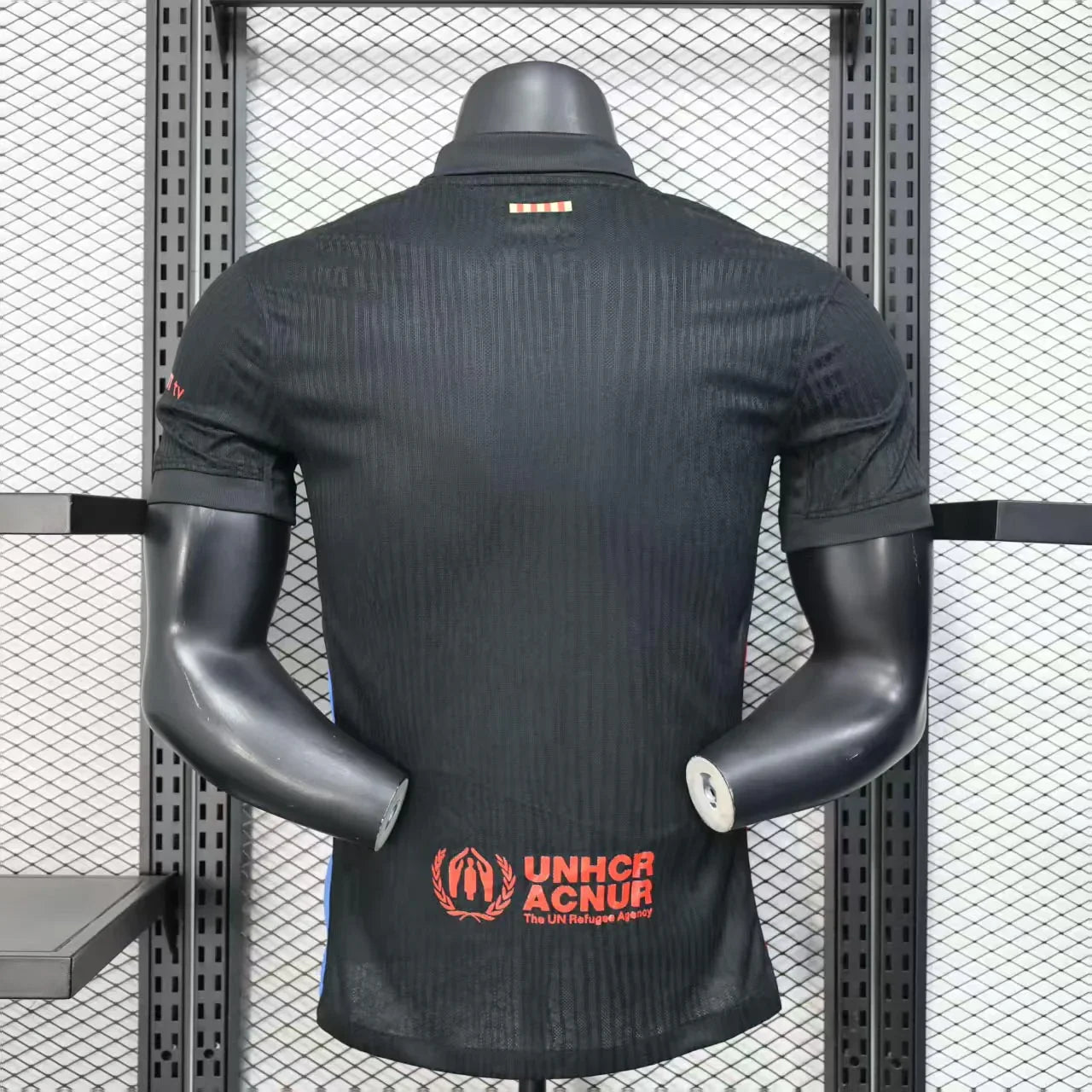 Maillot extérieur du FC Barcelone 2024-25 de la marque Le 12, vue de face avec logo et détails du tissu.