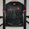 Maillot de football Chelsea 2024/2025, noir, signé Le 12 -ème Maillot, vue front avec logo et détails du maillot.
