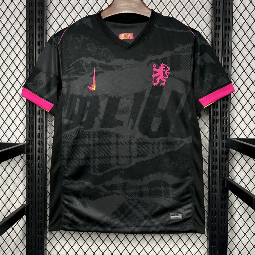 Maillot de football Chelsea 2024/2025, noir, signé Le 12 -ème Maillot, vue front avec logo et détails du maillot.