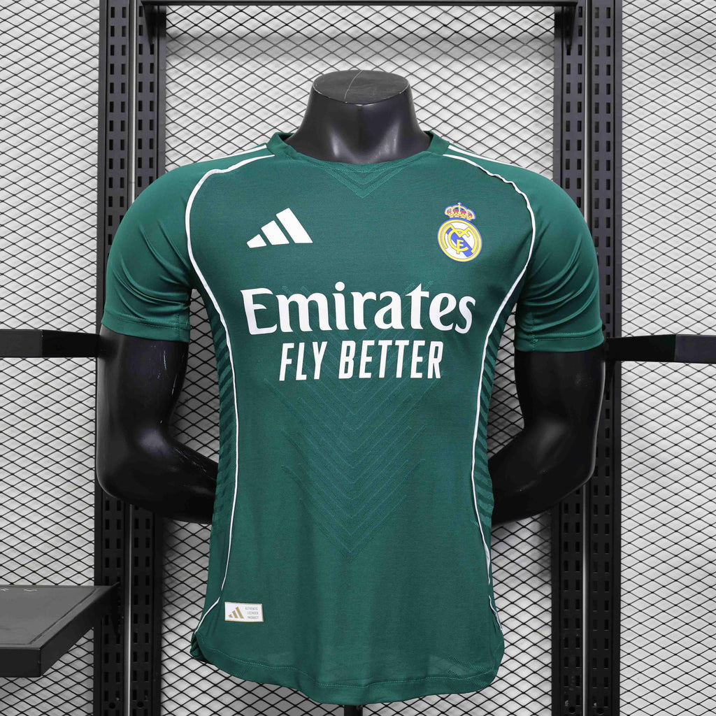 Maillot Real Madrid concept 2025-26 de la marque Le 12 -ème Maillot, vue de face avec logo et design moderne.