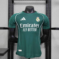Maillot Real Madrid concept 2025-26 de la marque Le 12 -ème Maillot, vue de face avec logo et design moderne.