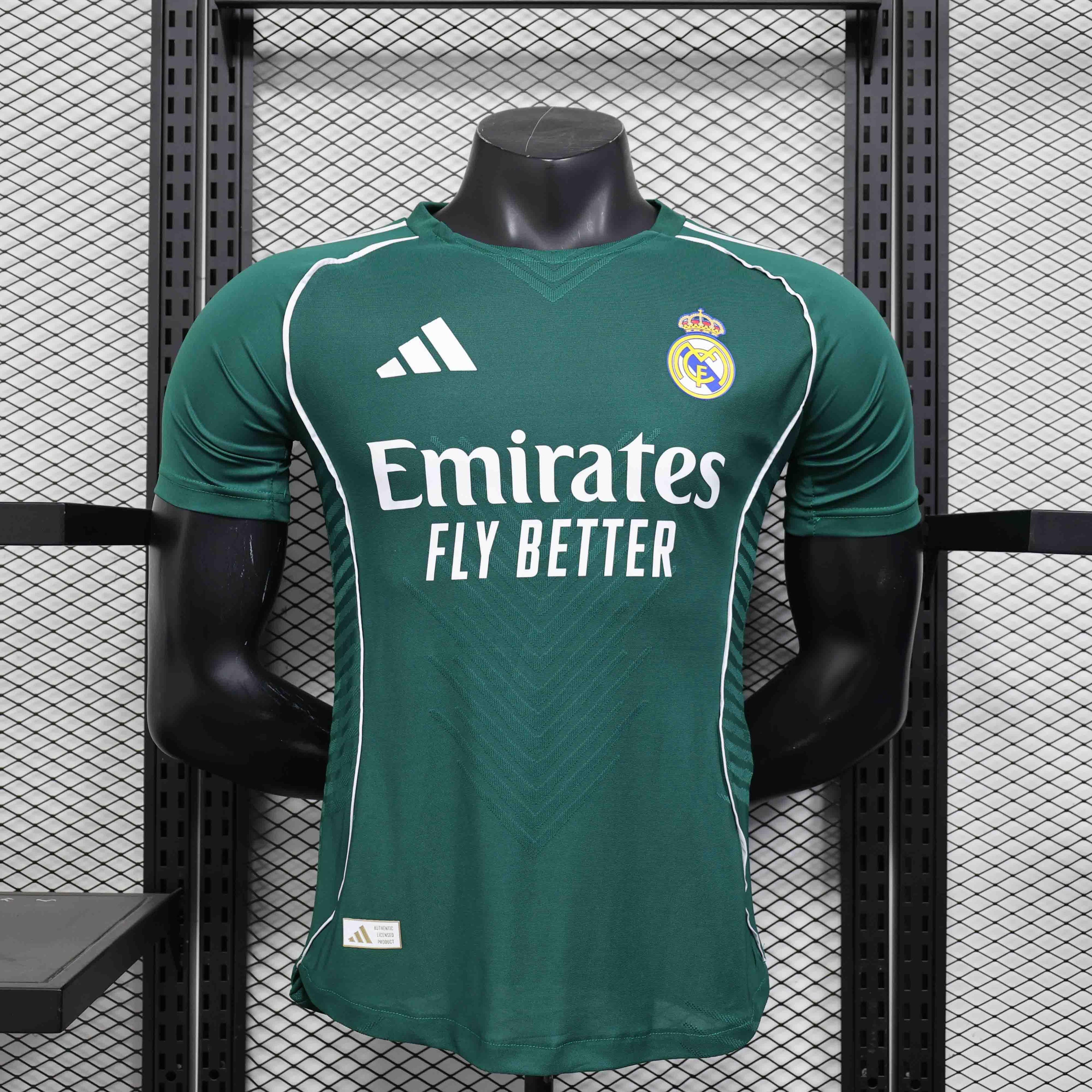 Maillot Real Madrid concept 2025-26 de la marque Le 12 -ème Maillot, vue de face avec logo et design moderne.