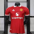 Maillot Manchester United 2026-27 Le 12 -ème Maillot, maillot de football rouge avec logo du club et détails de la saison.